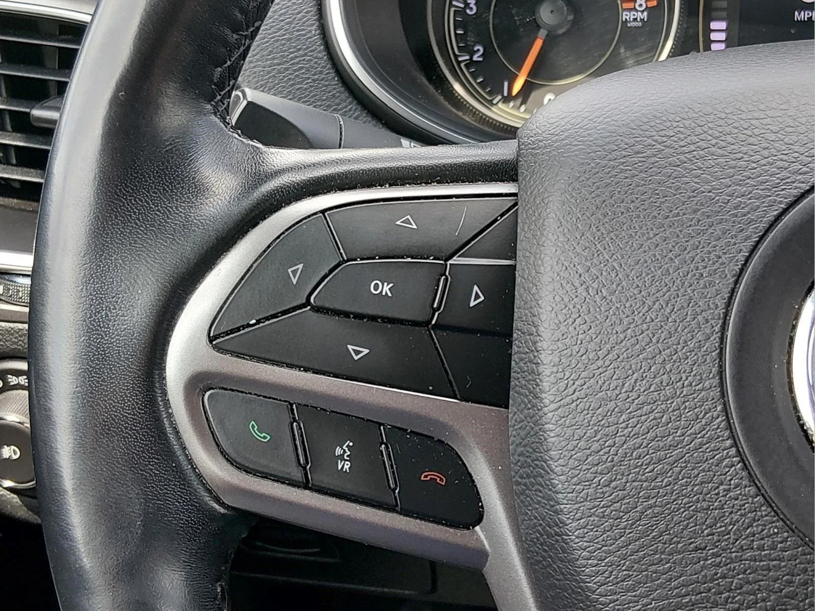 Used 2019 Granite Crystal Metallic Clearcoat Jeep Latitude Plus image 27
