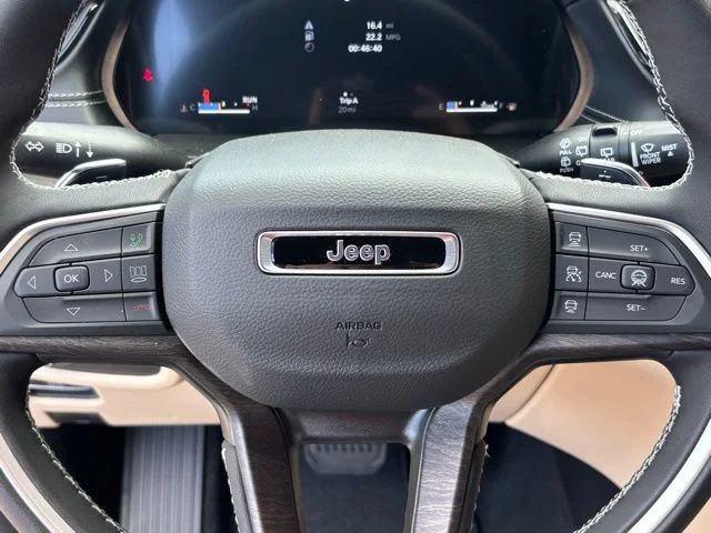 New 2026 Diamond Black Crystal Pearl-Coat Exterior Paint Jeep Limited image 16