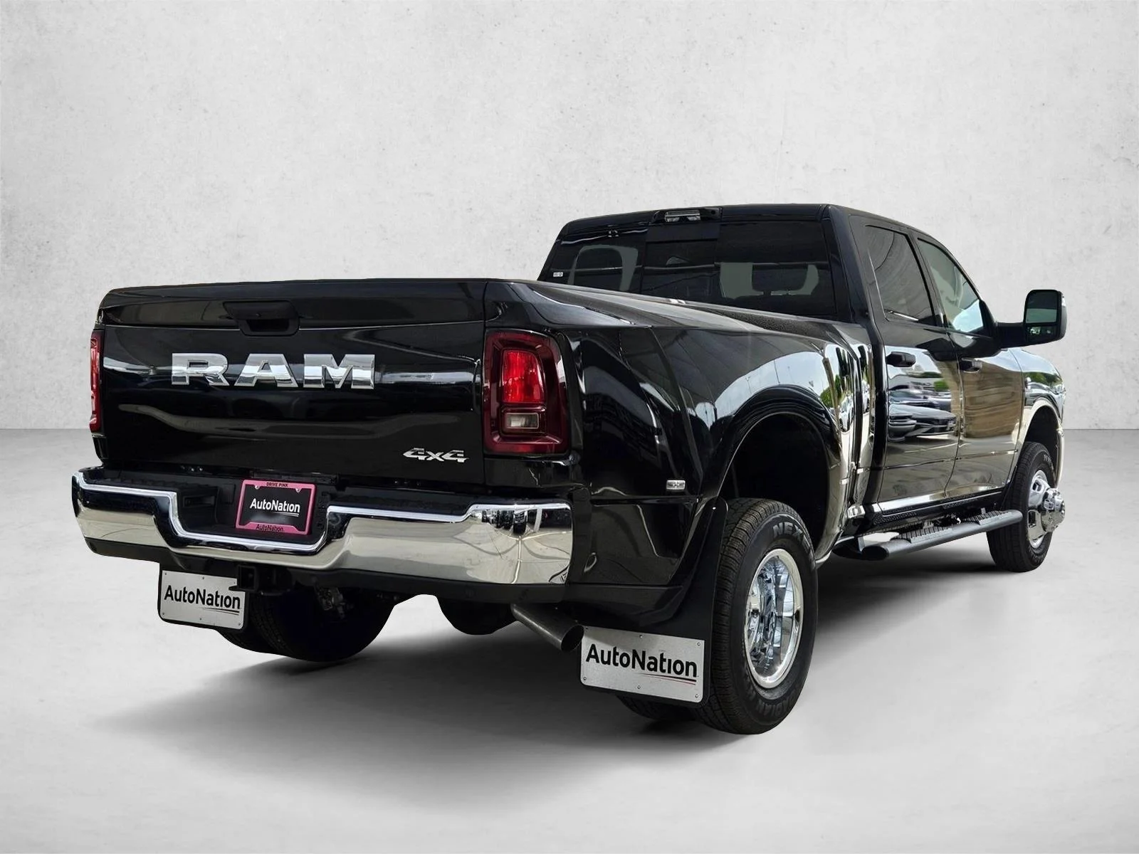 New 2026 Diamond Black Crystal Pearl-Coat Exterior Paint RAM Tradesman image 2