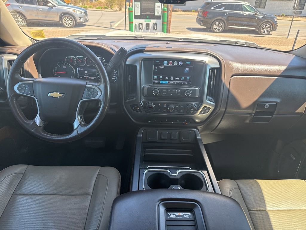 Used 2018 IRIDESCENT PEARL TRICOAT Chevrolet LTZ image 12