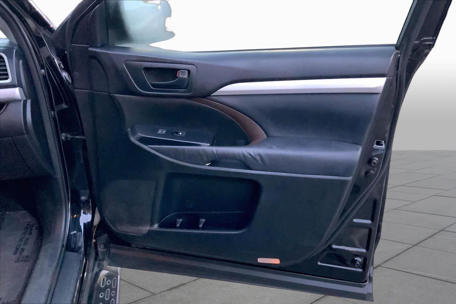 Used 2014 Attitude Black Metallic Toyota LE Plus image 22