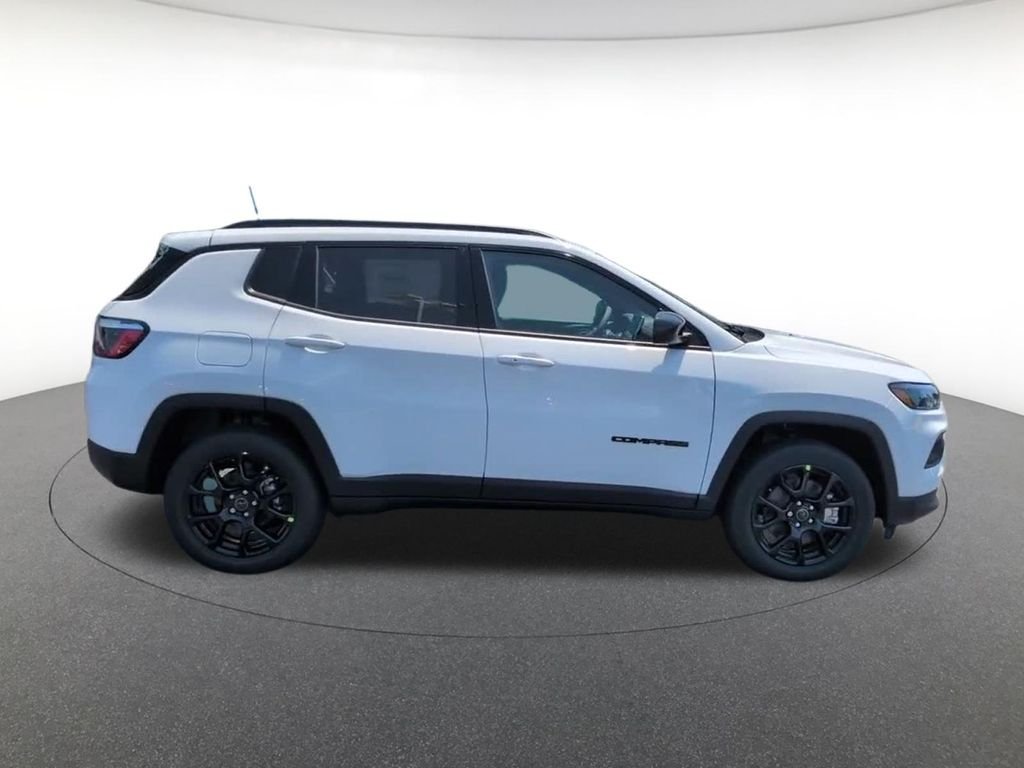 New 2026 Bright White Clearcoat Jeep Latitude image 4