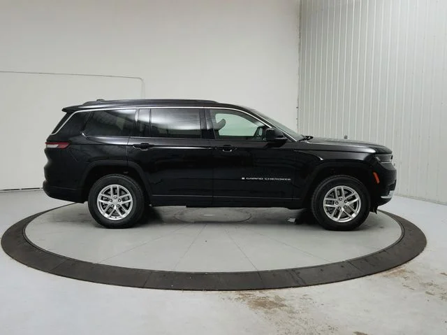 New 2026 Diamond Black Crystal Pearl-Coat Exterior Paint Jeep Laredo image 8