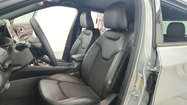New 2026 Silver Zynith Metallic Clearcoat Jeep Latitude image 16