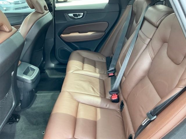 Used 2019 White Volvo T5 Momentum image 20
