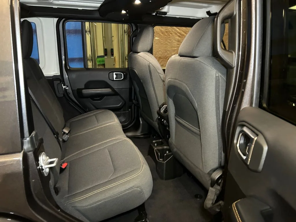 Used 2025 Crystal Metallic Jeep Sahara image 18