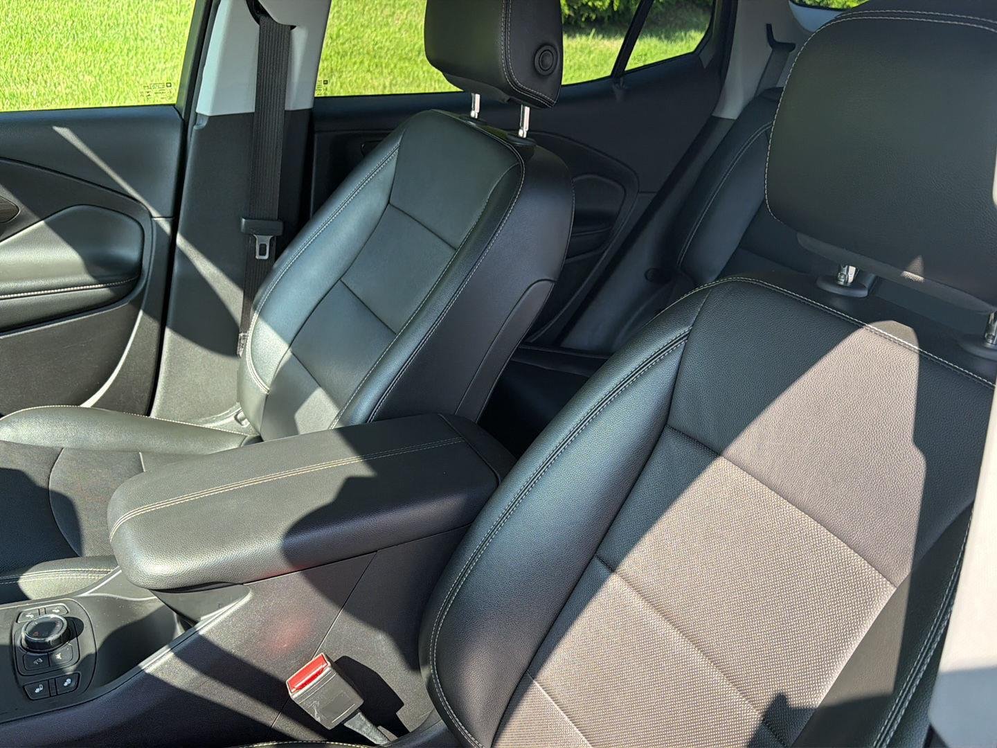 Used 2024 Sterling Metallic GMC SLT image 29