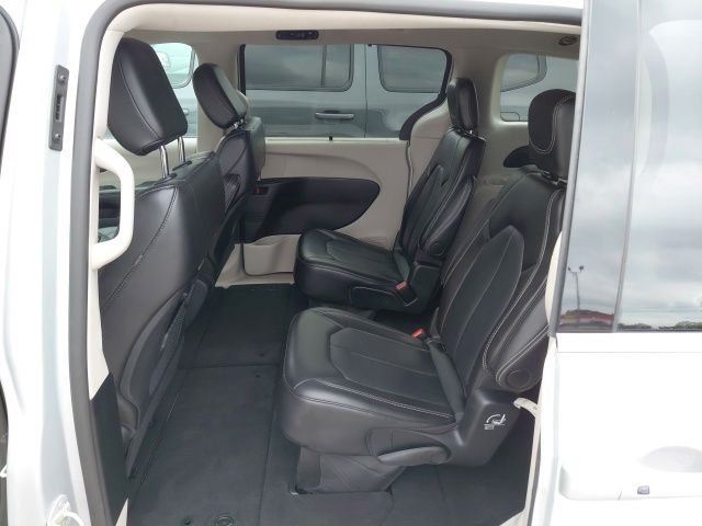 Used 2024 Silver Chrysler Touring L image 5