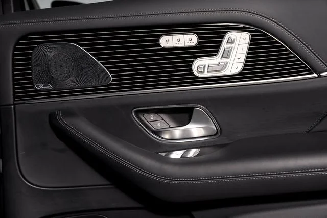 Used 2021 Maybach Two-Tone Paint Iridium Silver/Selenite Gre Mercedes-Benz Maybach GLS 600 image 69