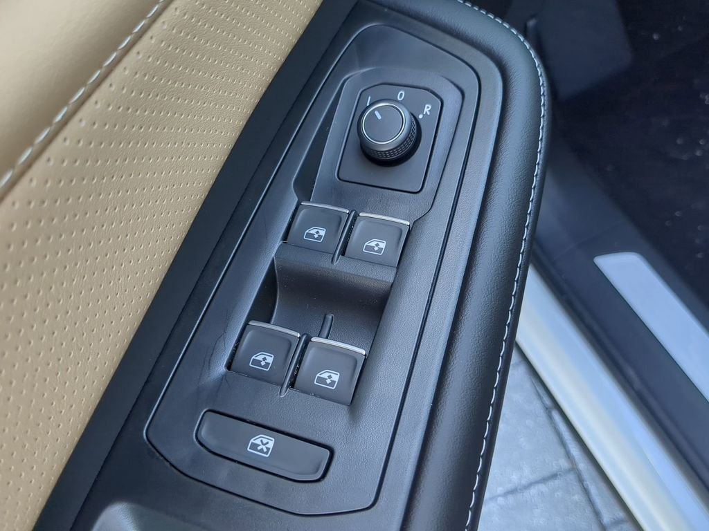 New 2026 White/off-white Volkswagen 2.0T SE w/Technology image 19