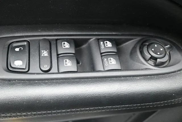 Certified Used 2019 Diamond Black Jeep Latitude image 7