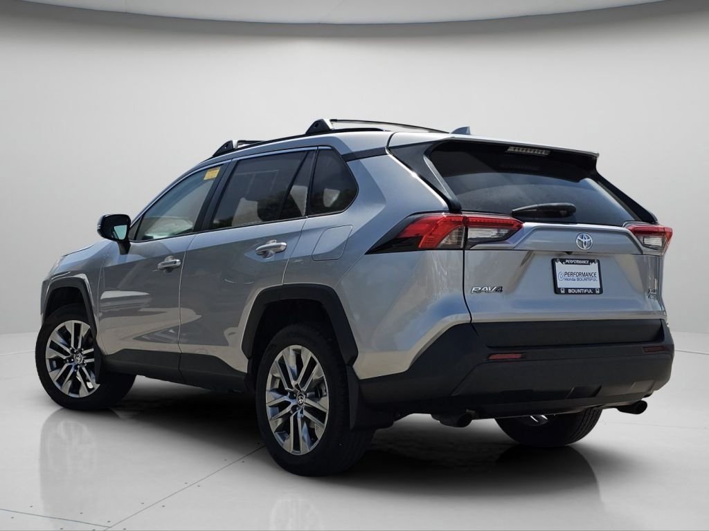 Used 2022 Silver Sky Metallic Toyota XLE Premium image 24