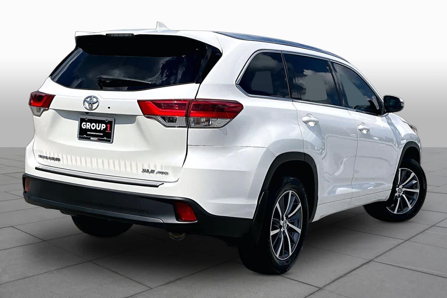 Used 2018 Blizzard Pearl Toyota XLE image 13