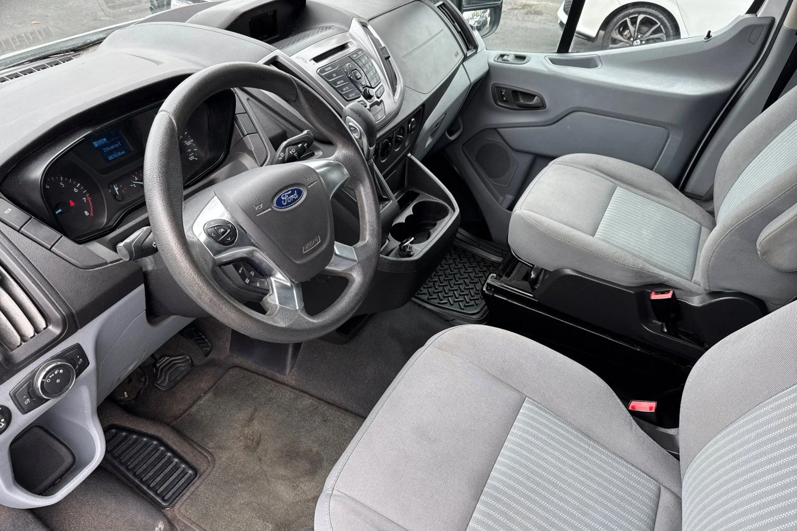 Certified Used 2019 Oxford White Ford XLT image 3