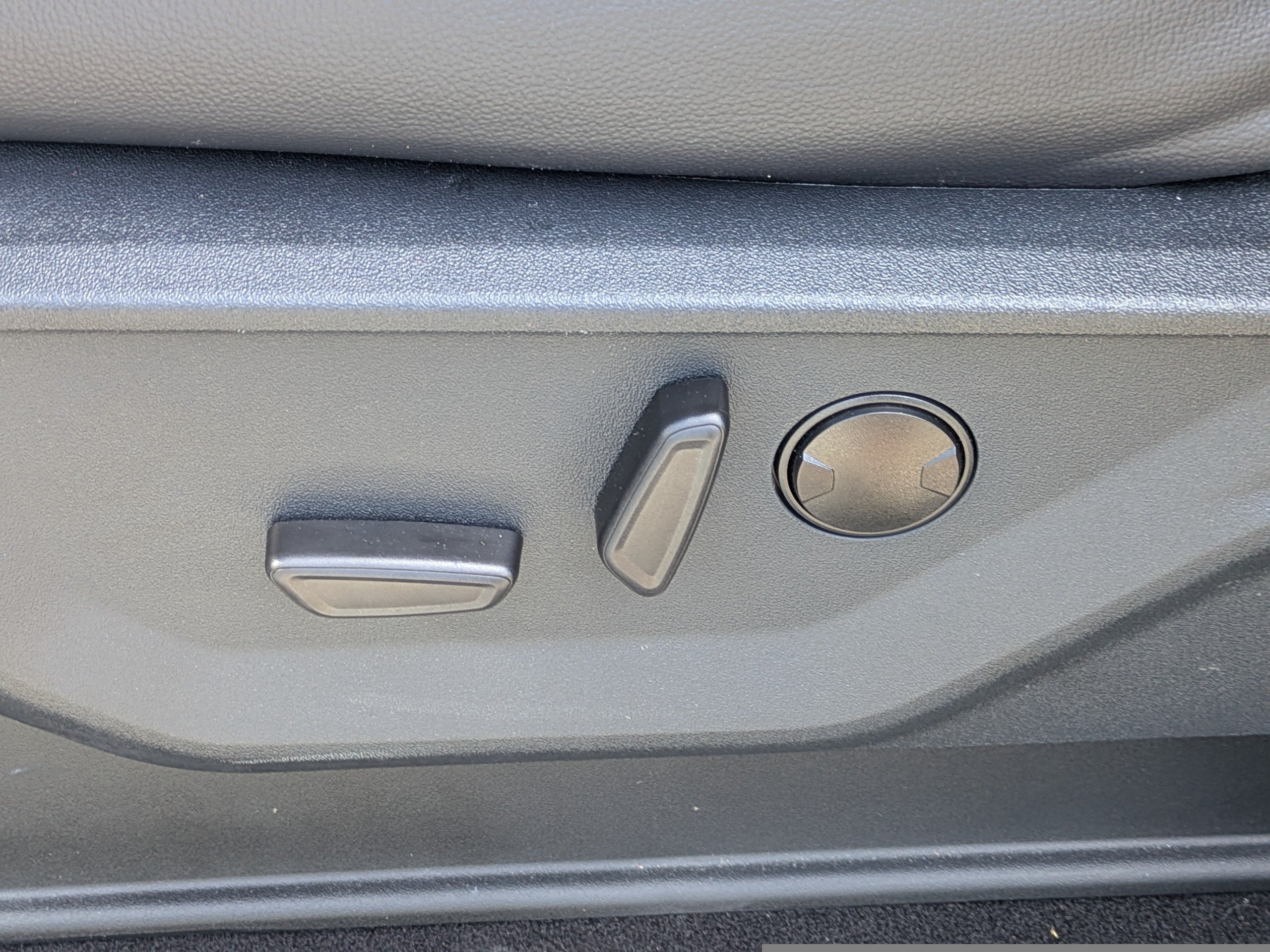 Used 2025 Silver Ford LARIAT image 19