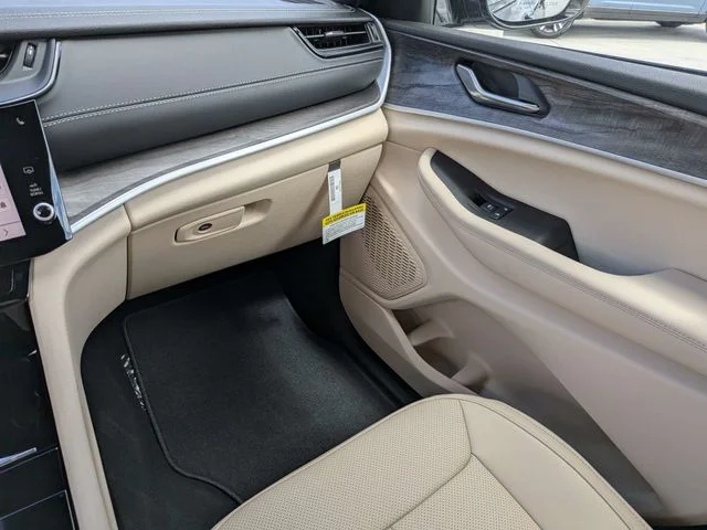 New 2026 Baltic Gray Metallic Clear-Coat Exterior Paint Jeep Limited image 13