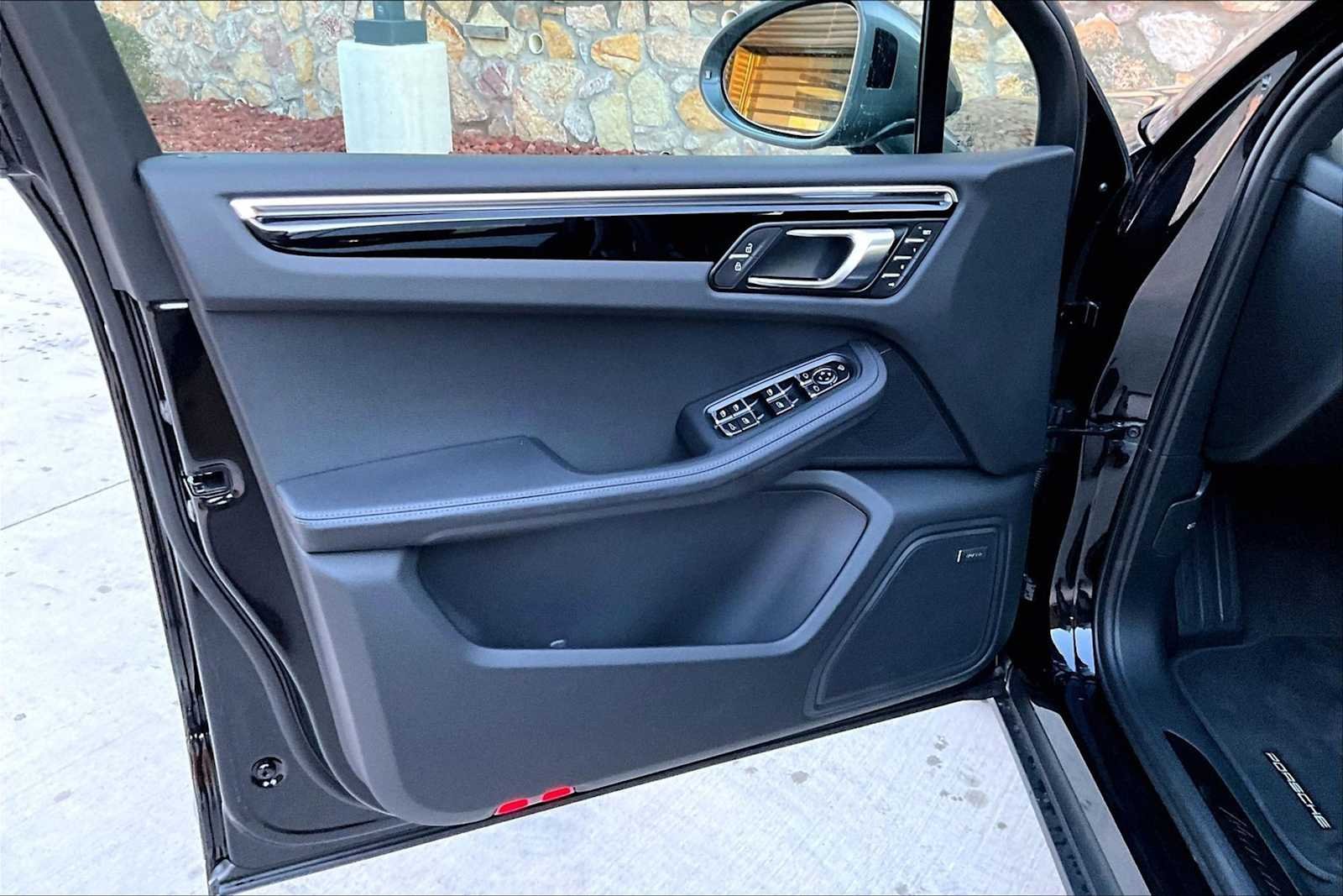 2026 Porsche Macan T - Photo 19