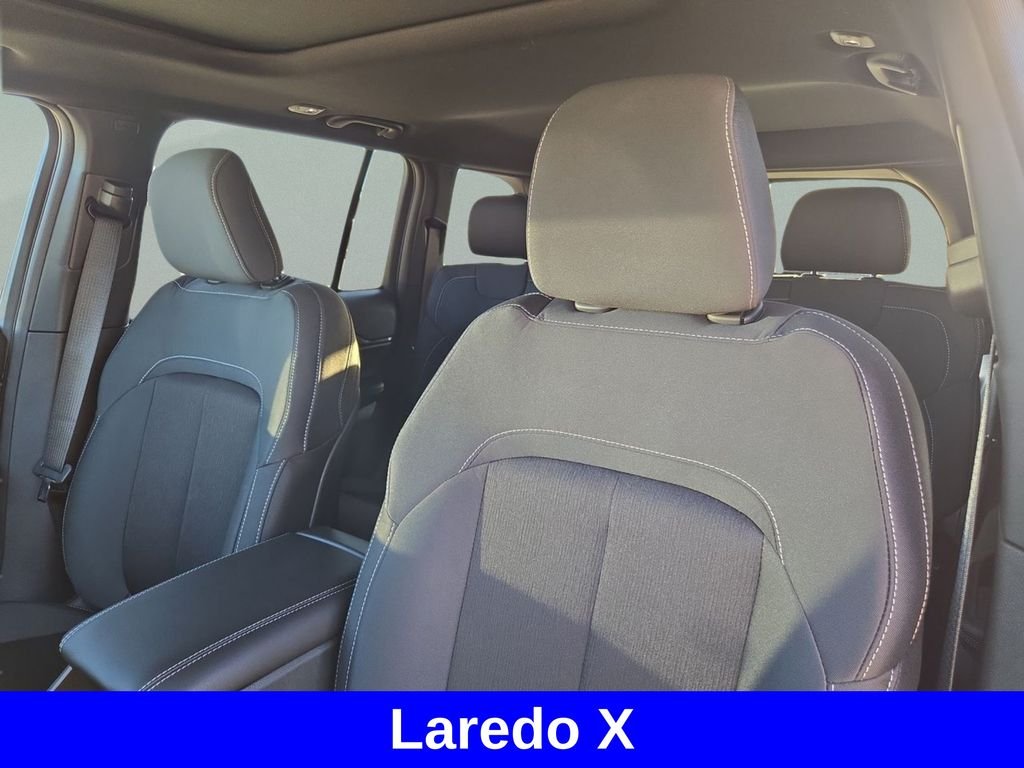 New 2025 Diamond Black Crystal Pearl-Coat Exterior Paint Jeep Laredo X image 14