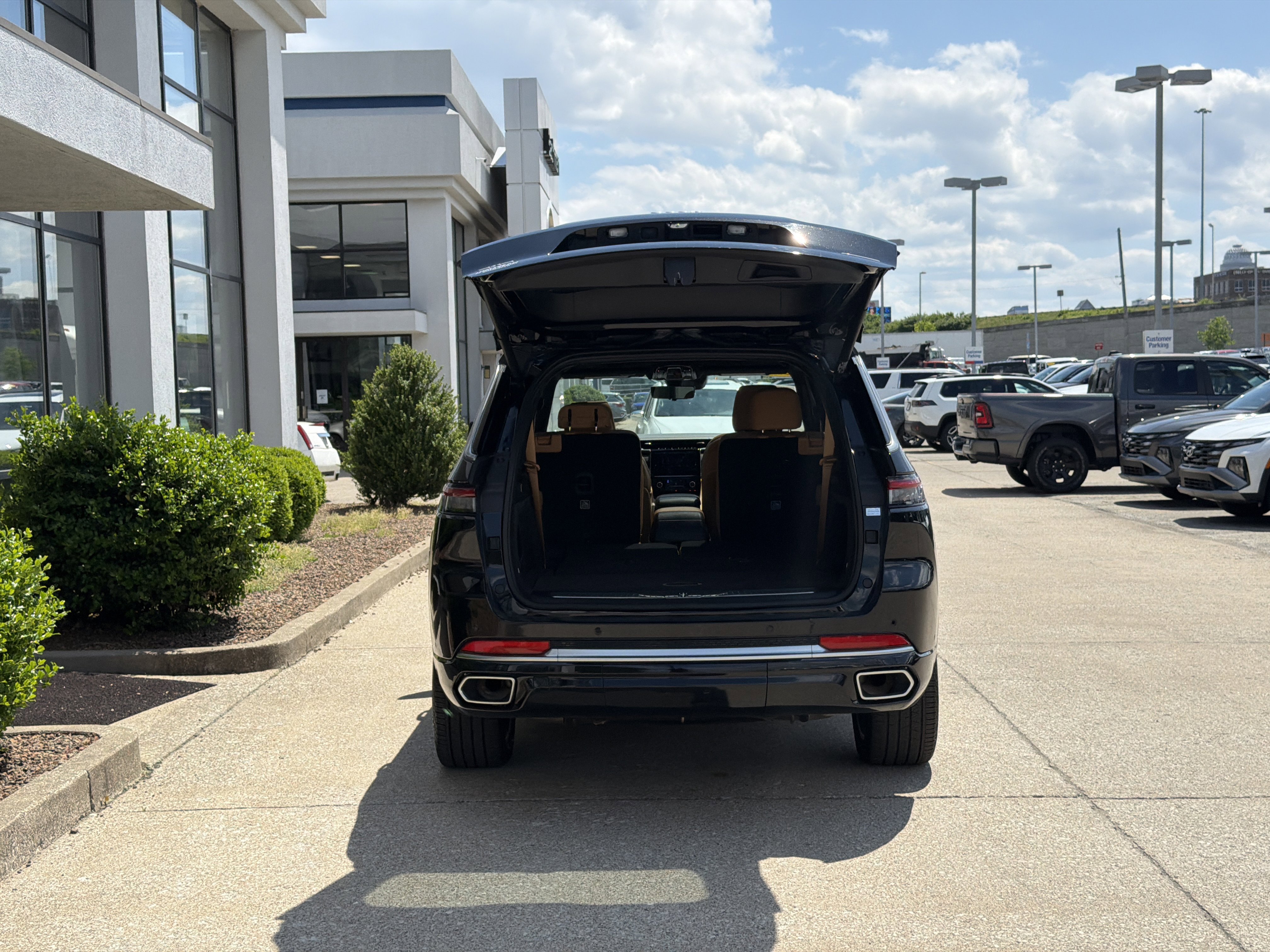 Used 2024 Diamond Black Crystal Pearlcoat Jeep Summit Reserve image 16