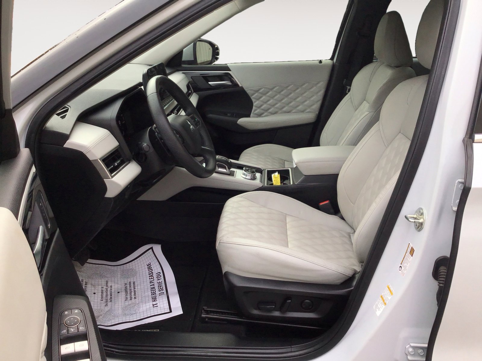 Used 2023 White Diamond Mitsubishi SEL image 23