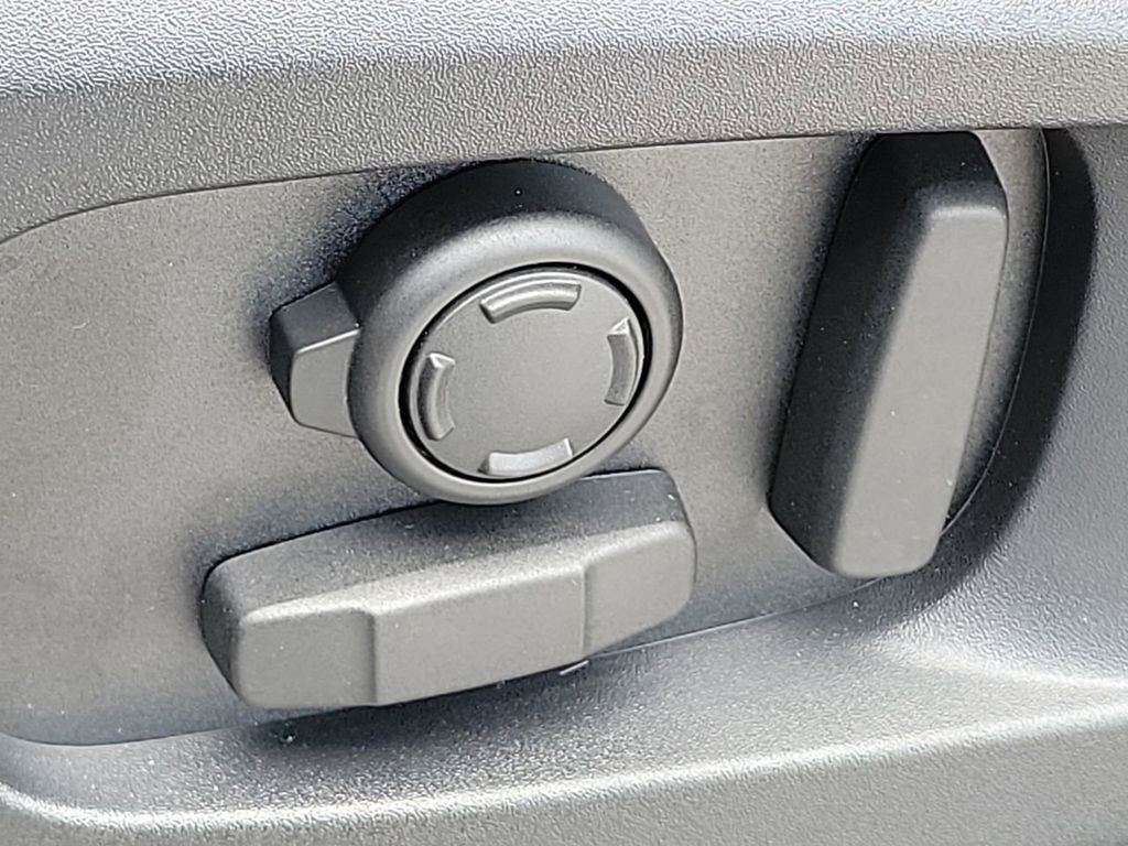 New 2026 Woolstone Green Land Rover X-Dynamic SE image 25
