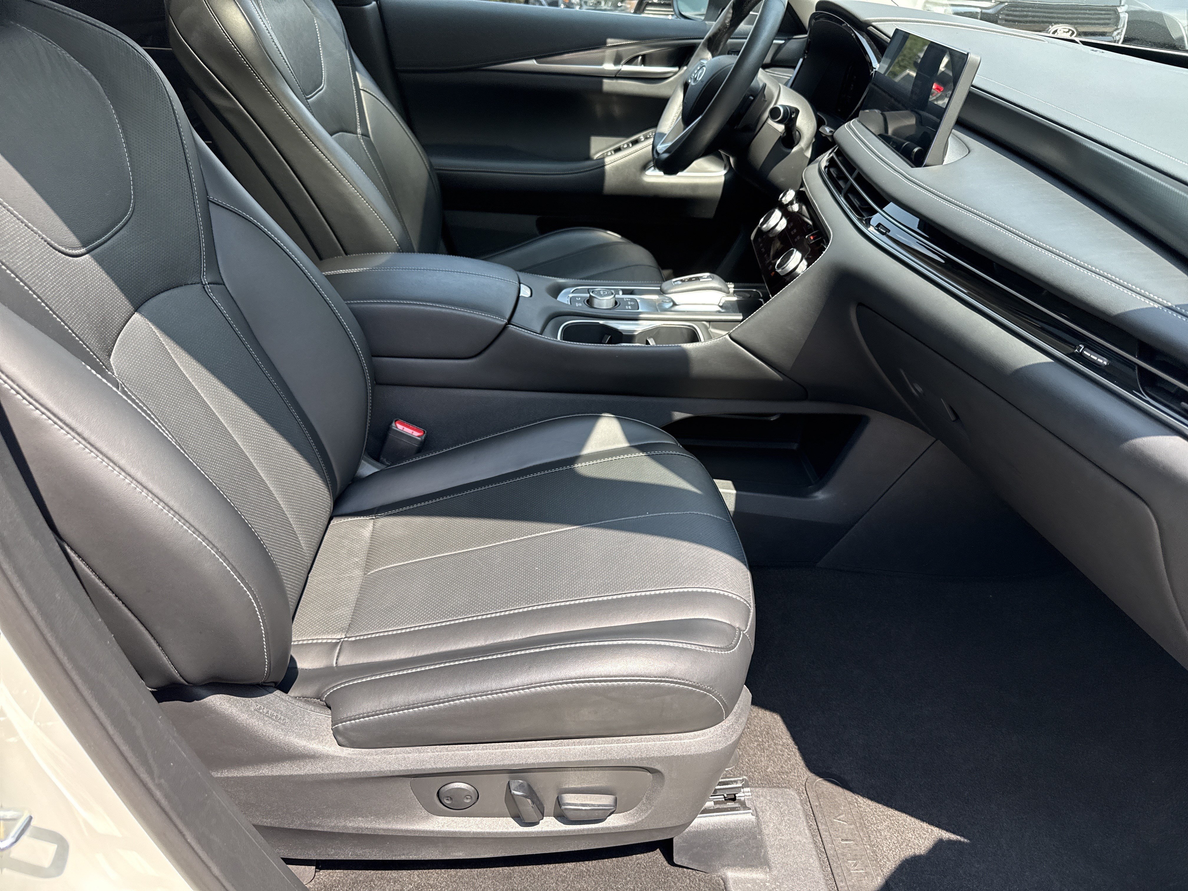 Used 2023 Majestic White INFINITI LUXE image 14