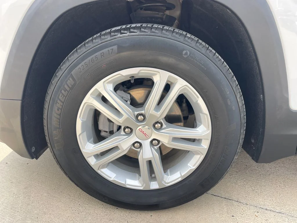 Used 2024 White GMC SLE image 27