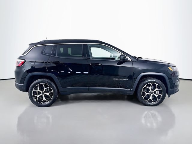 New 2026 Diamond Black Crystal Pearl-Coat Exterior Paint Jeep Limited image 8
