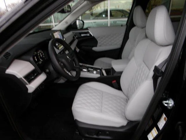 New 2025 Black Diamond/Alloy Silver Roof Mitsubishi SEL Platinum Edition image 15