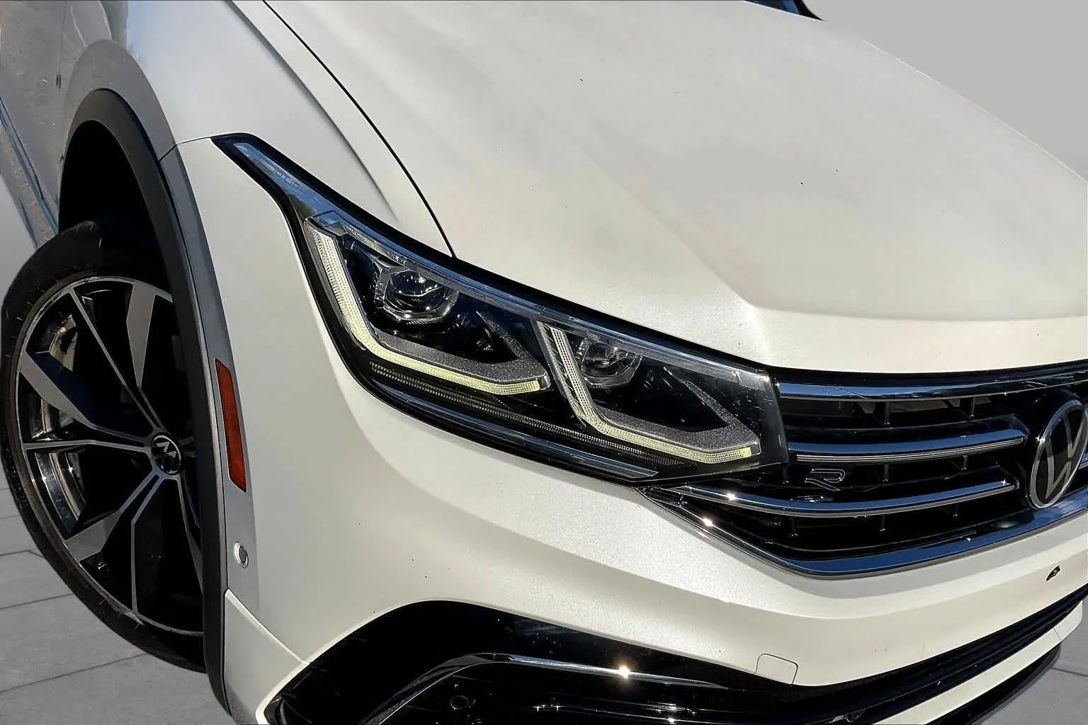 Used 2022 Oryx White Pearl Volkswagen SEL R-Line image 28