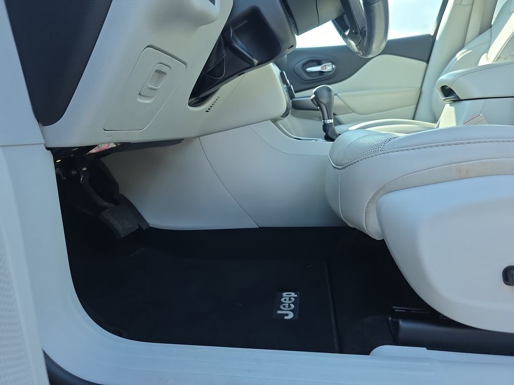 Used 2020 Gray Jeep Latitude Plus image 10