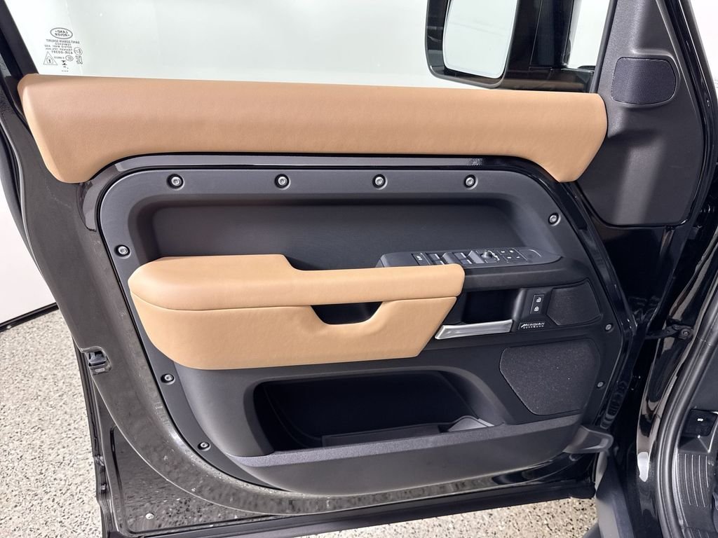 New 2026 Santorini Black Land Rover V8 image 13