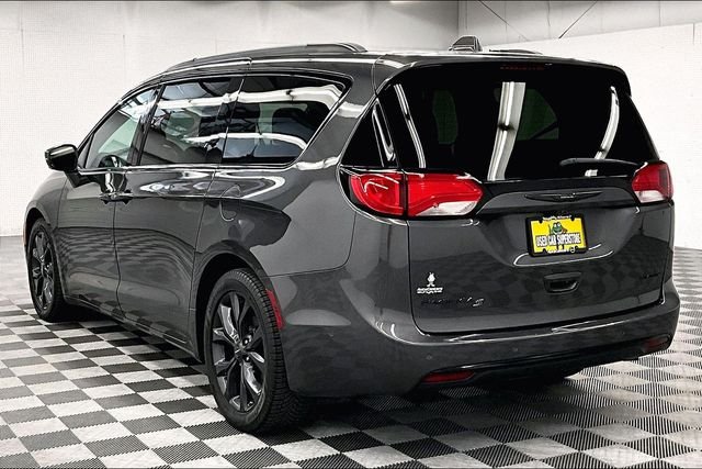 Used 2018 Granite Crystal Metallic Clearcoat Chrysler Limited image 2