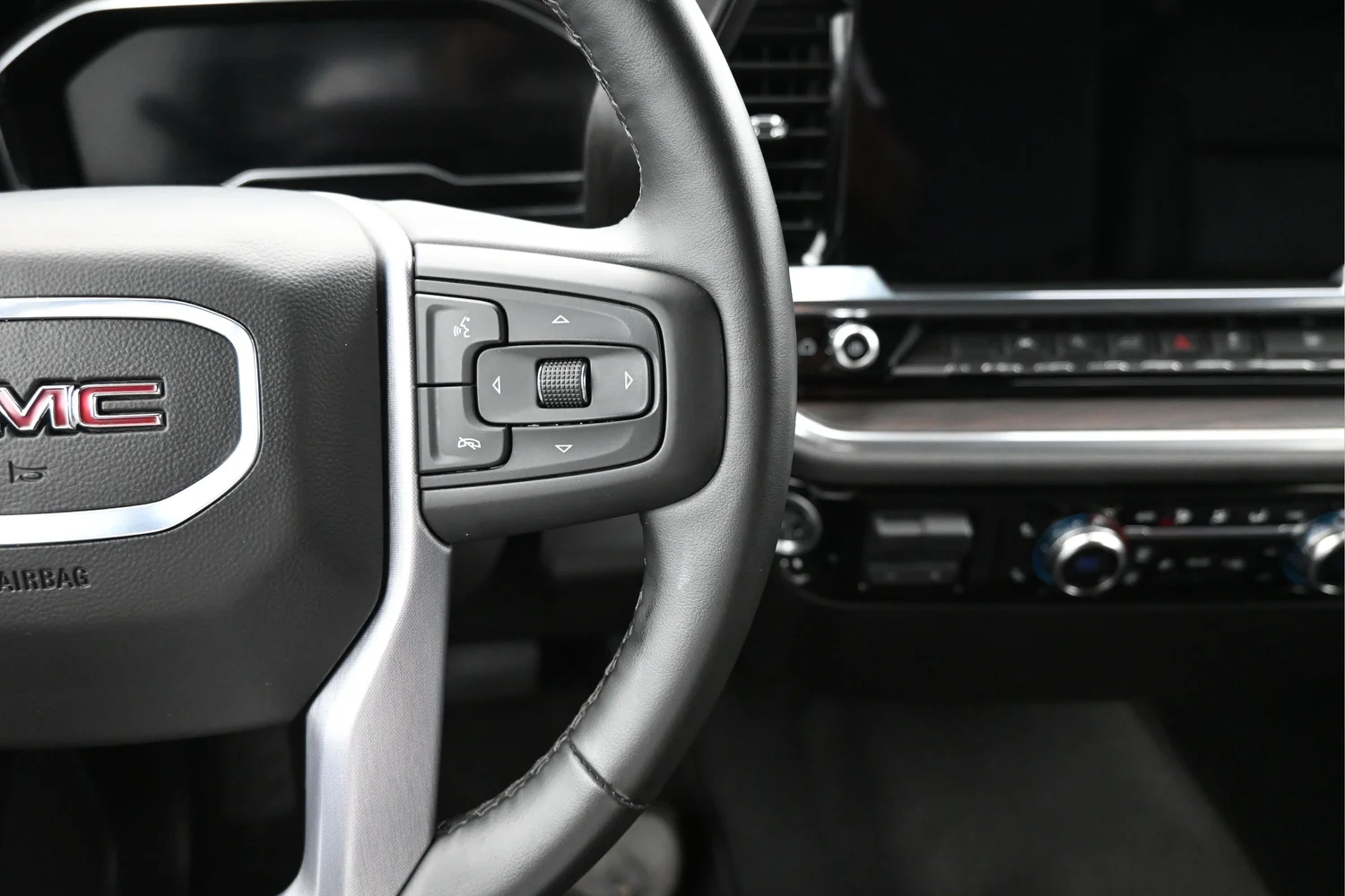 Used 2025 White GMC SLT image 18