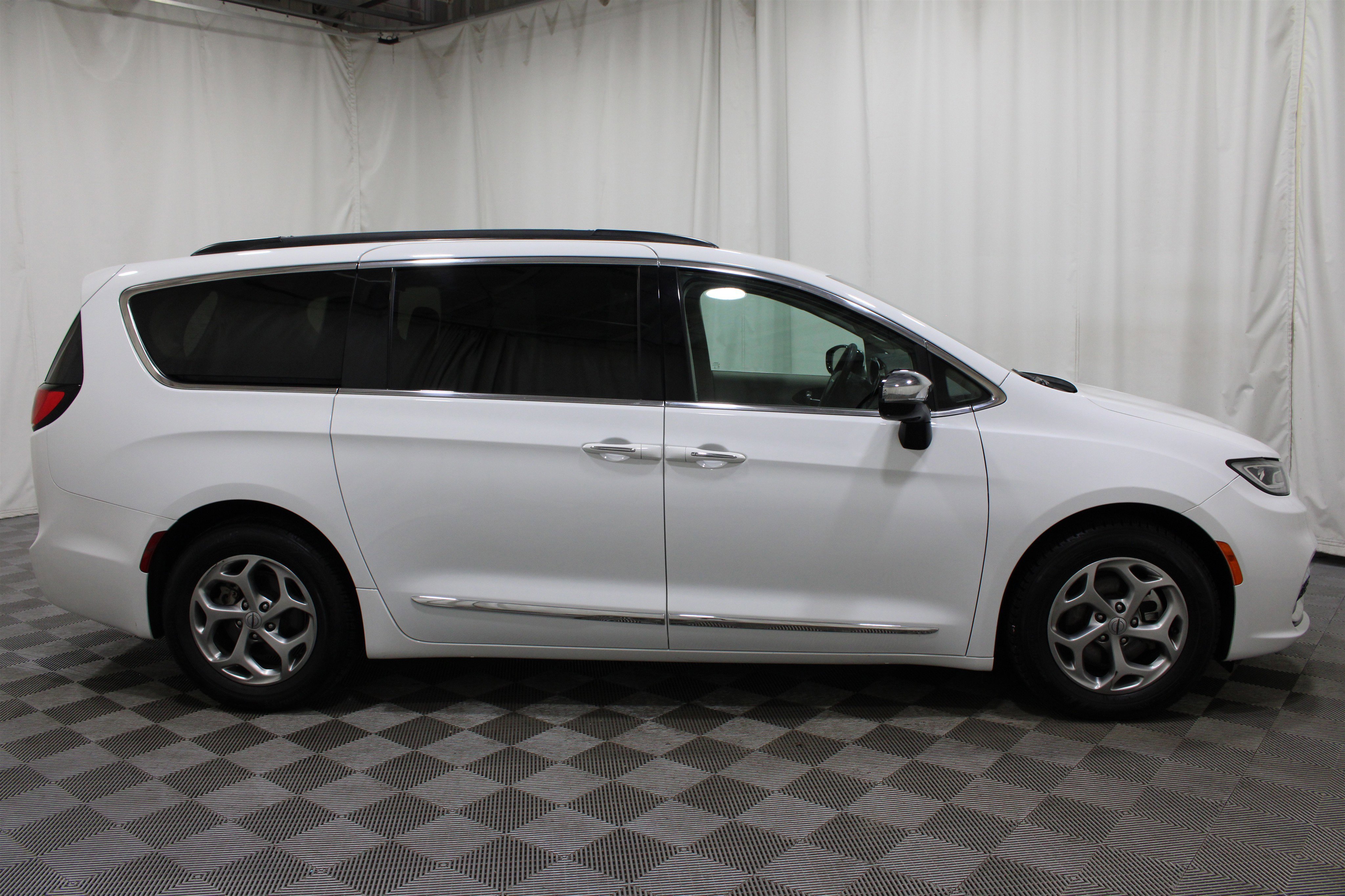 Used 2023 Bright White Clearcoat Chrysler Limited image 31
