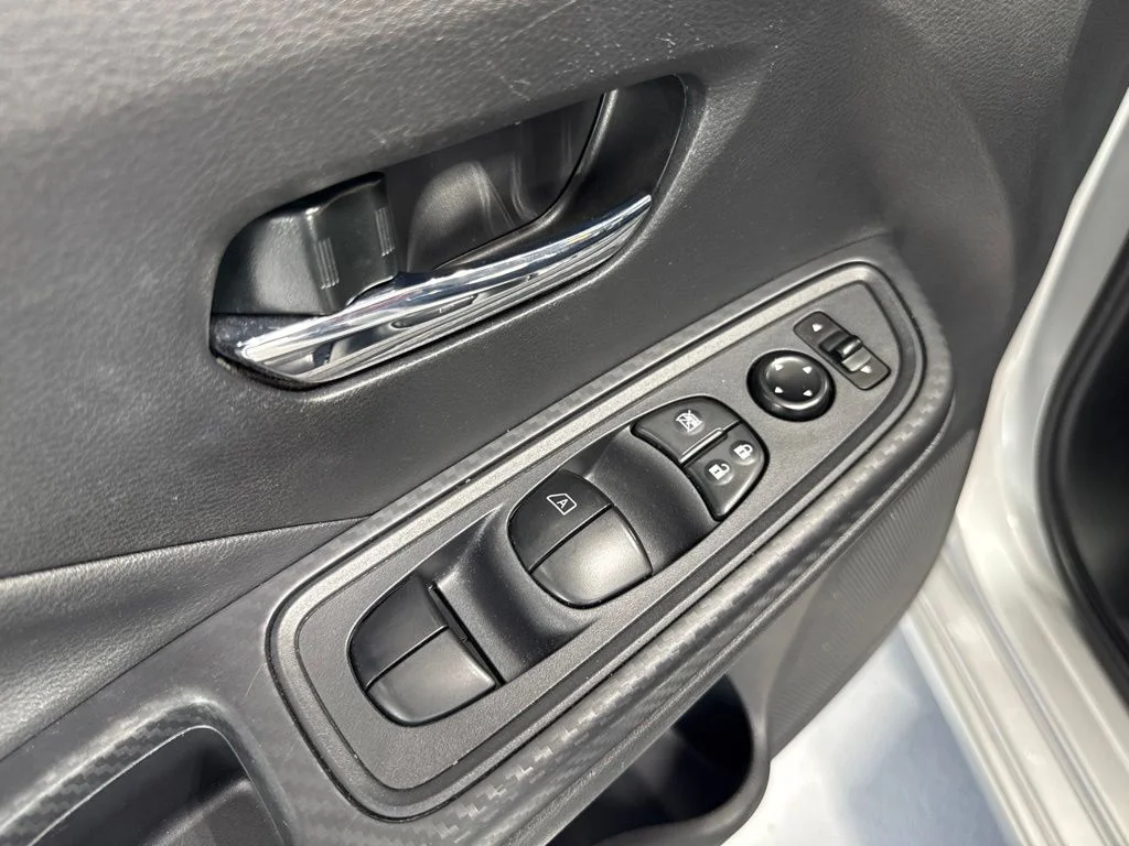Used 2025 Silver Nissan 1.6 SV image 21
