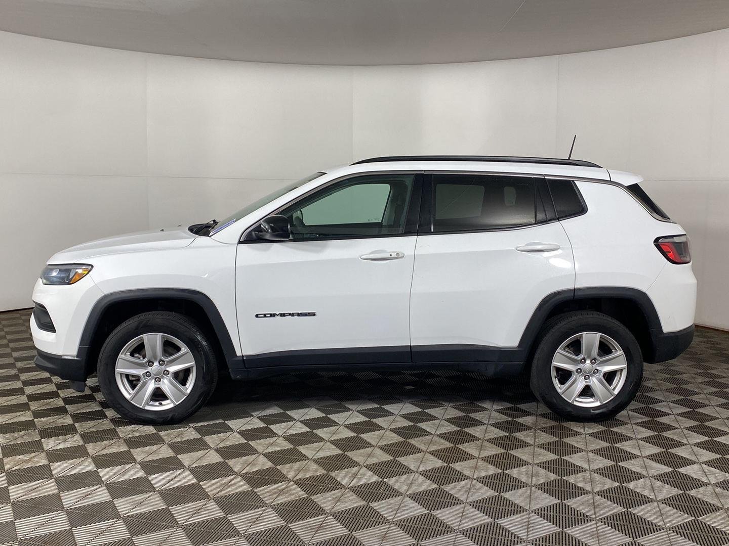 Used 2022 Bright White Clearcoat Jeep Latitude image 6