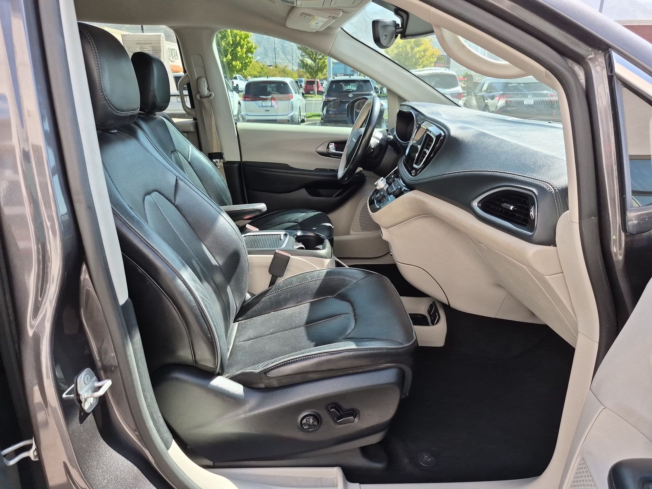Used 2019 Granite Crystal Metallic Clearcoat Chrysler Limited image 30