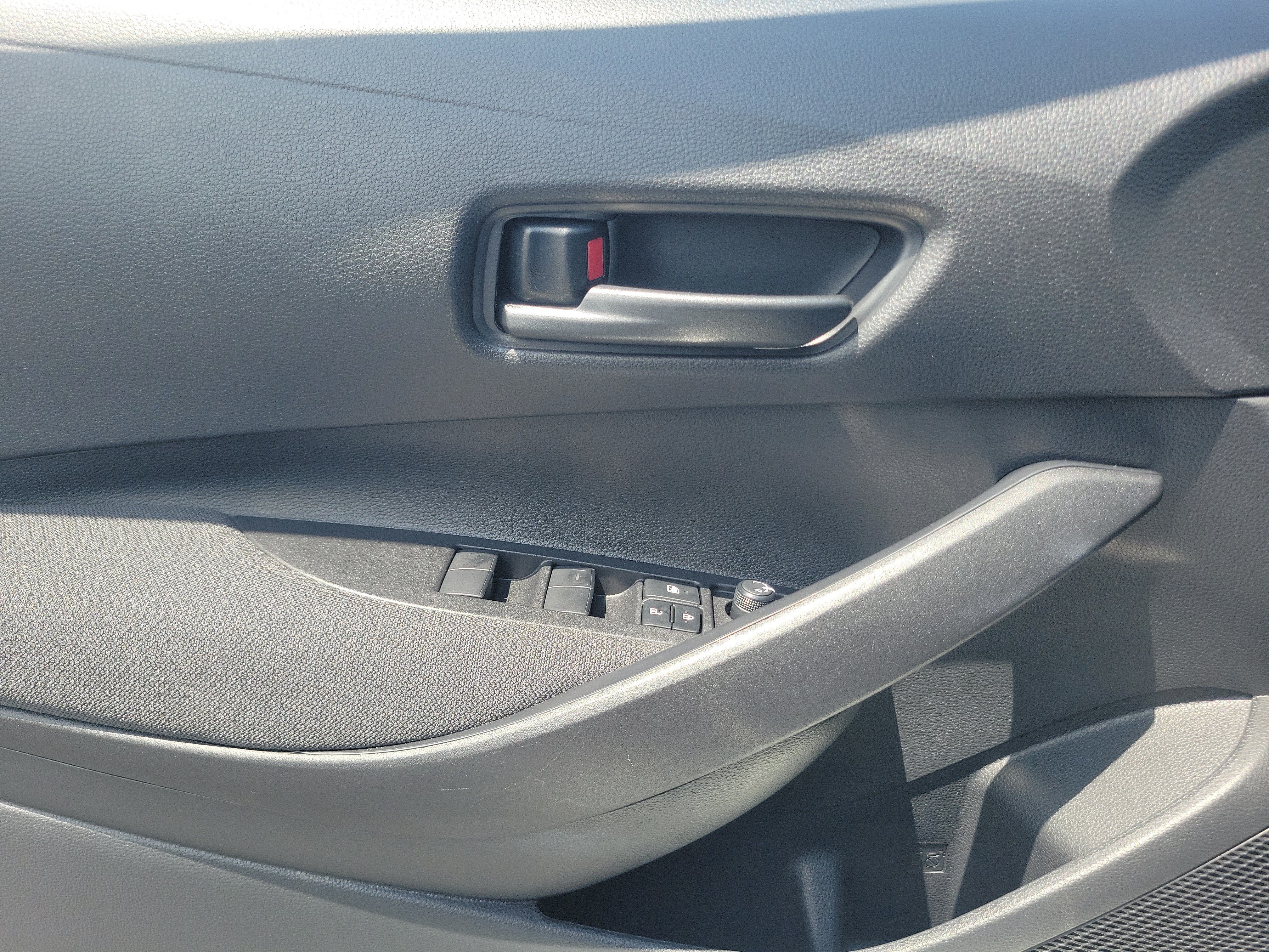 Used 2025 Pearl Toyota LE image 20