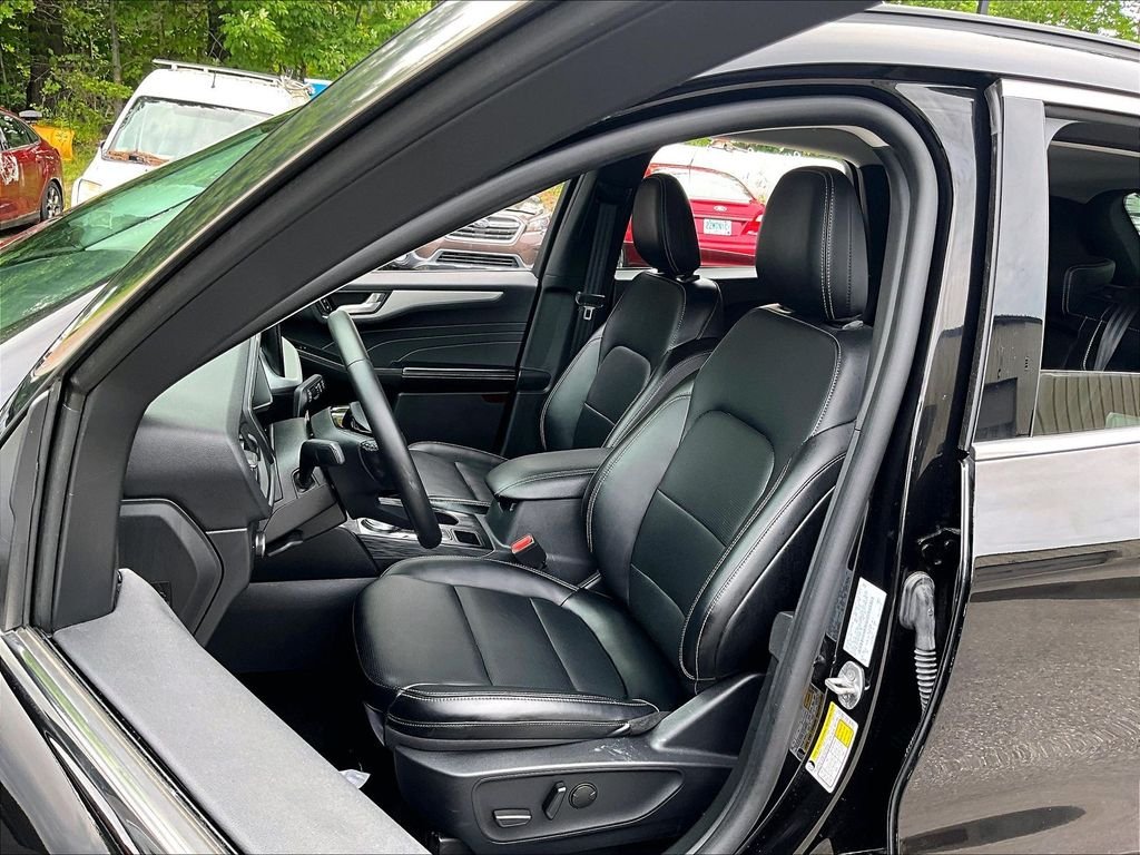 Used 2025 Black Metallic Ford Platinum image 10