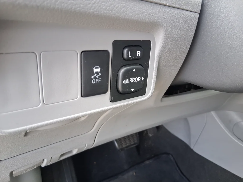 Used 2009 Silver Toyota LE image 26
