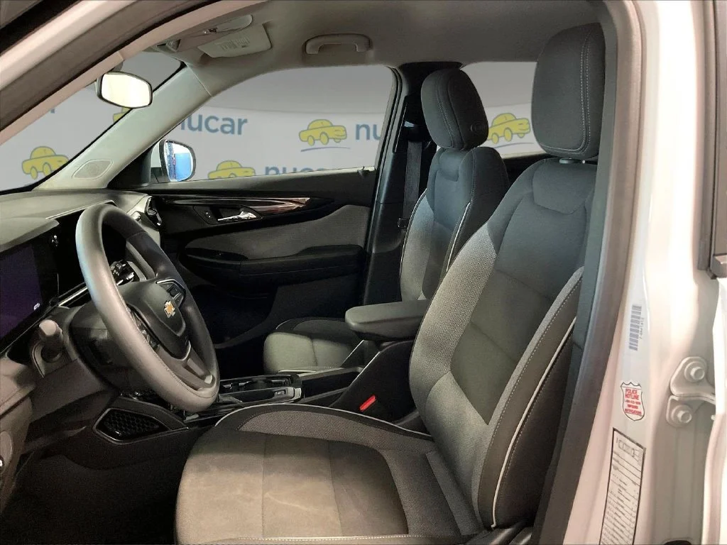 Used 2025 White Chevrolet LT image 10