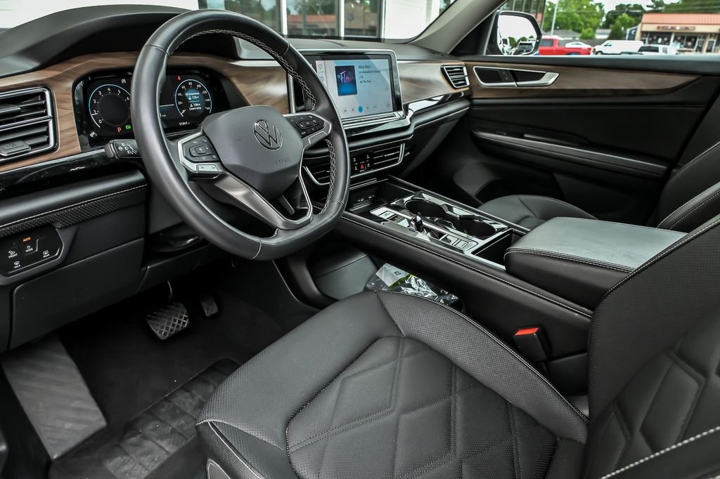 Used 2024  Volkswagen 2.0T SE w/Technology image 14