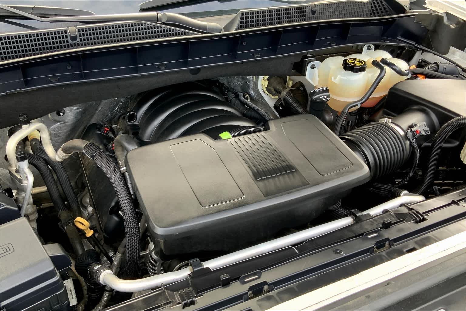 Used 2019 White Frost Tricoat GMC Denali image 31
