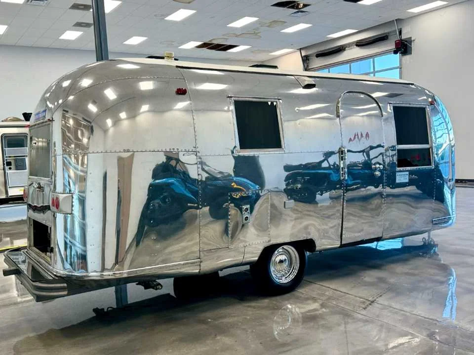 Used 1965 SILVER AIRSTREAM  image 3