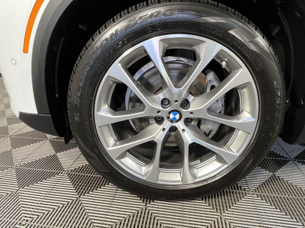 Used 2024 White BMW xDrive40i image 13