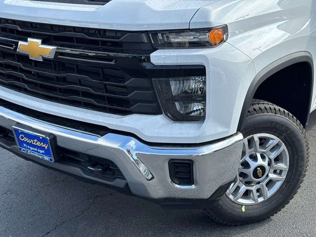 New 2026 Summit White Chevrolet WT image 3