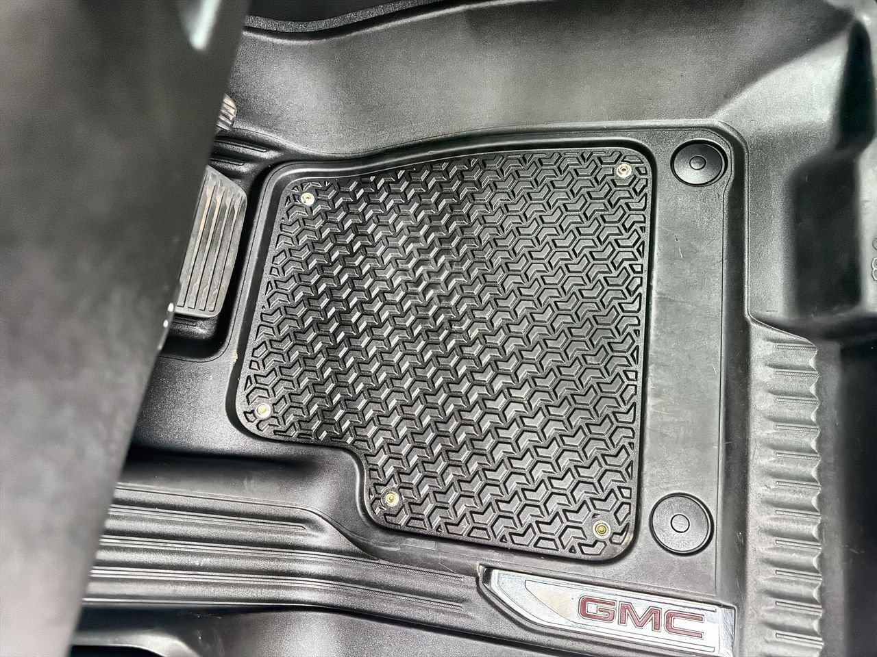 Used 2022 Summit White GMC AT4 image 30