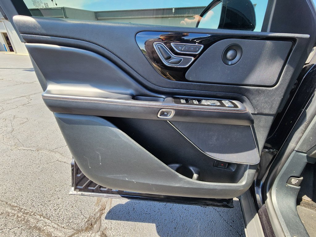 Used 2020 Infinite Black Metallic Lincoln Reserve image 12