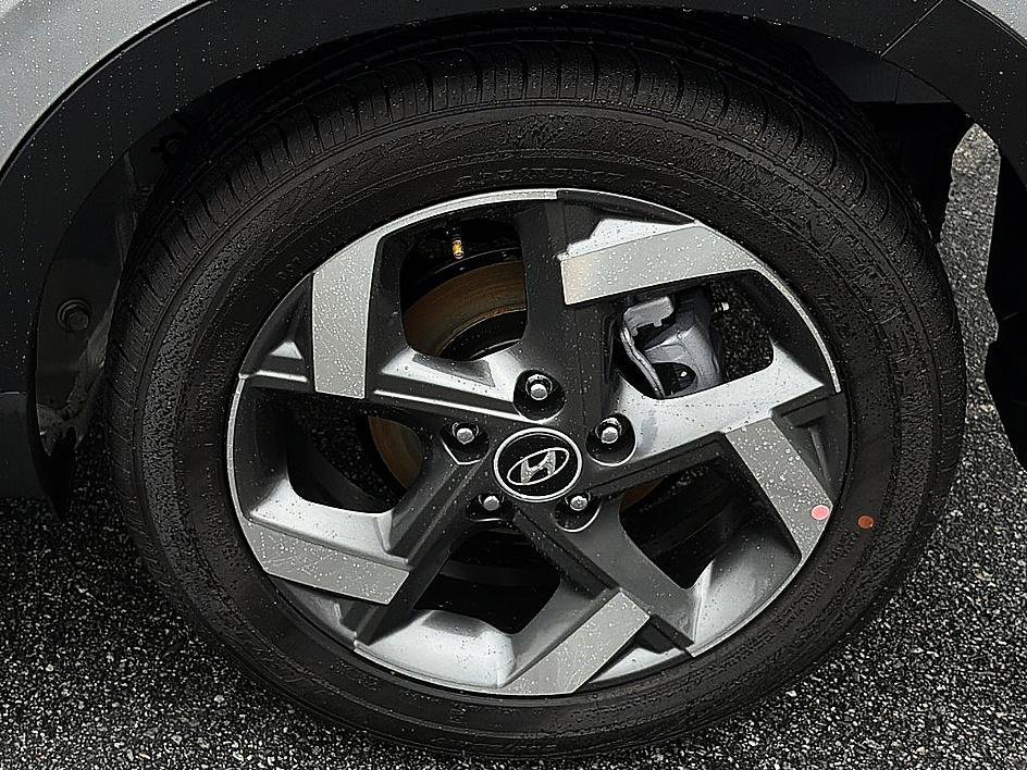 New 2026 Shimmering Silver Hyundai SEL image 5